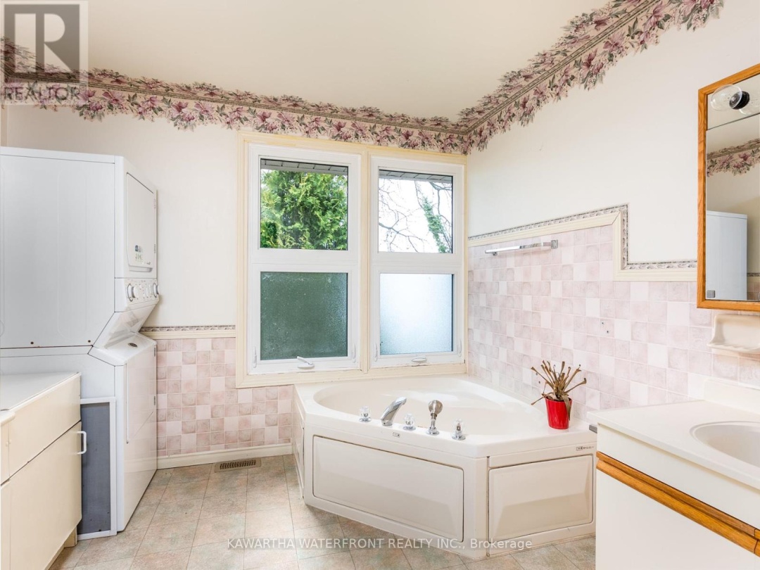 557 Riverside Drive, Pigeon Lake