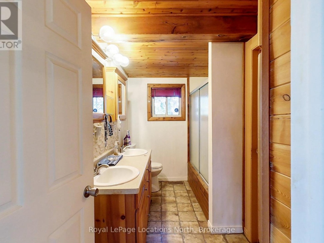 239 Monck Rd Cty 45, Young Lake