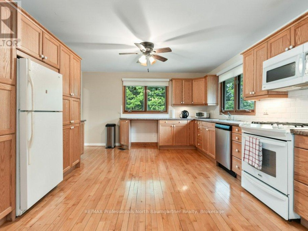1080 Queen's Line Road, Minden Hills