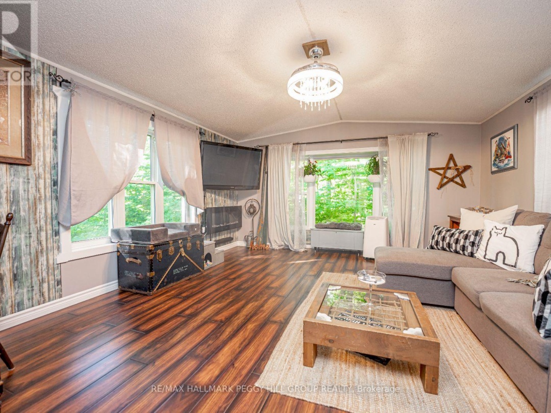 7498 Island Crescent, Black Lake