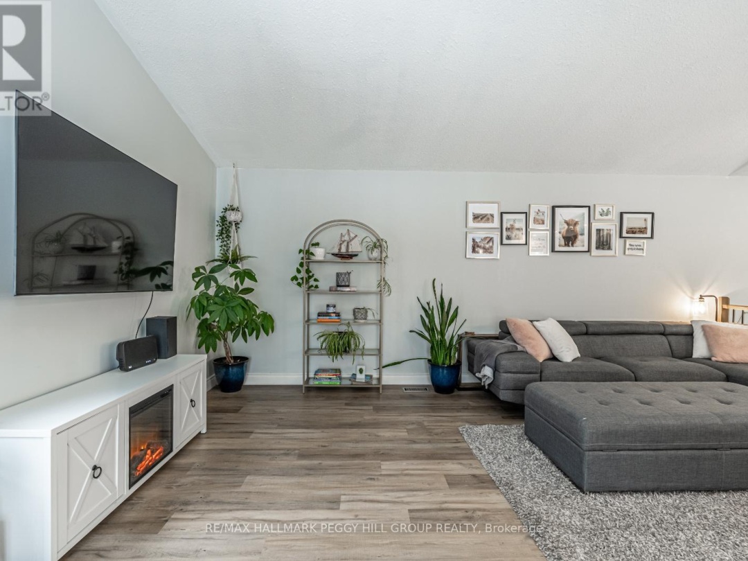 285 WARMINSTER SIDEROAD, 