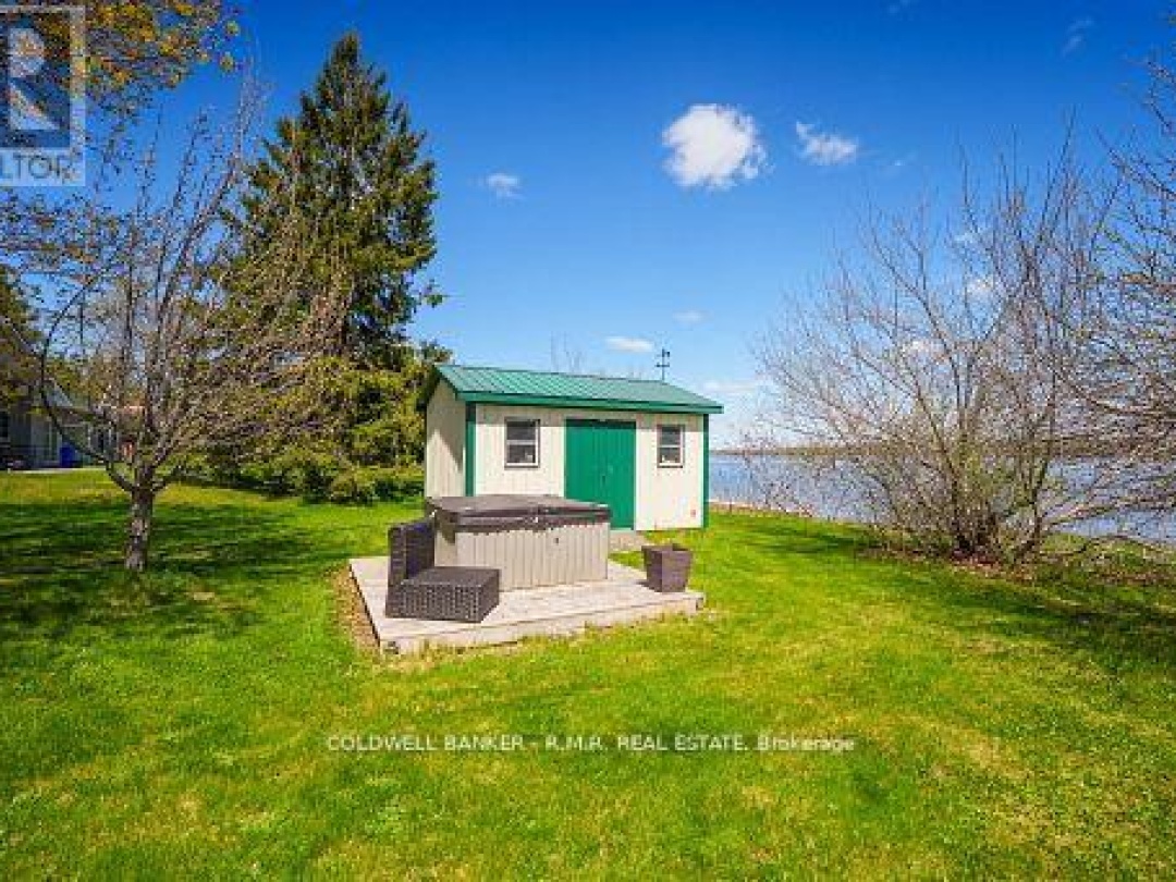 84 Pinewood Boulevard, Canal Lake
