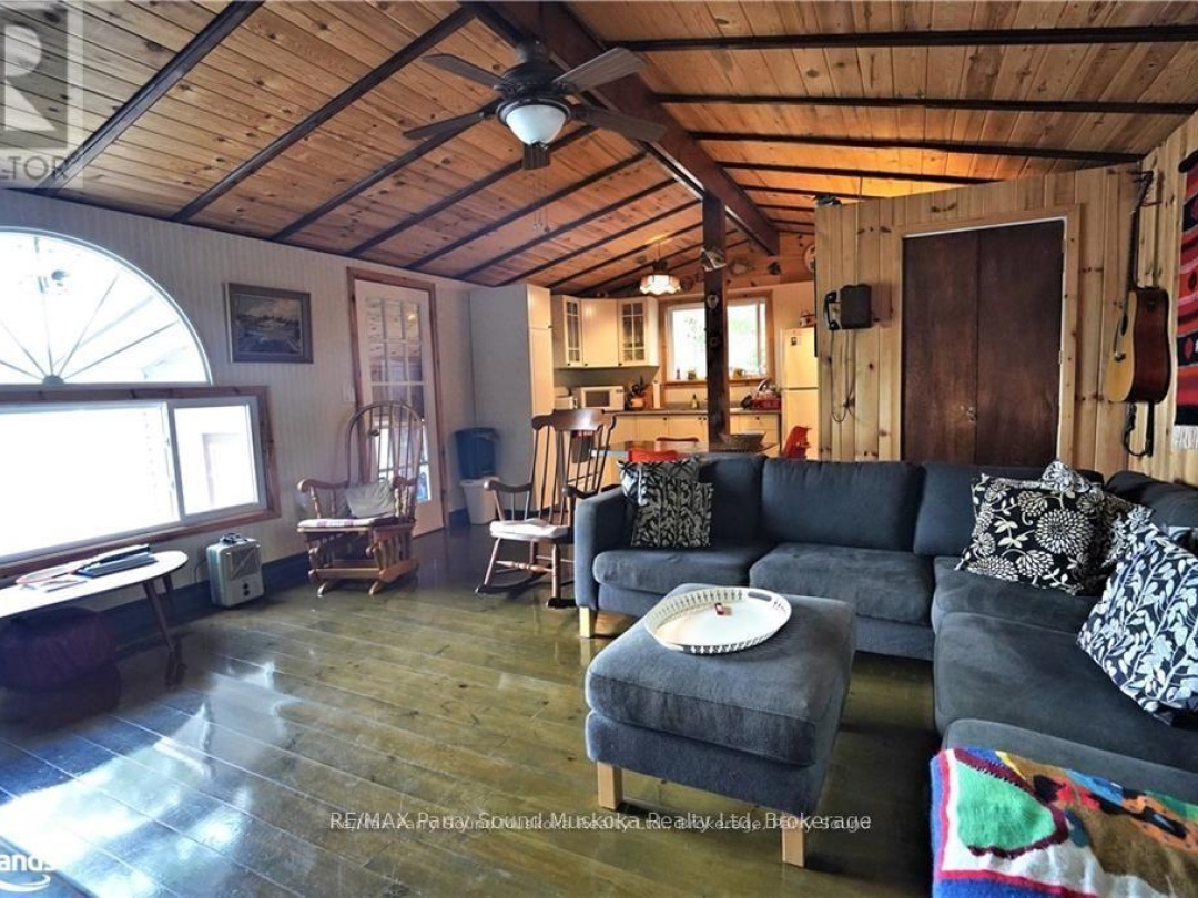 121 Healey, Healey Lake