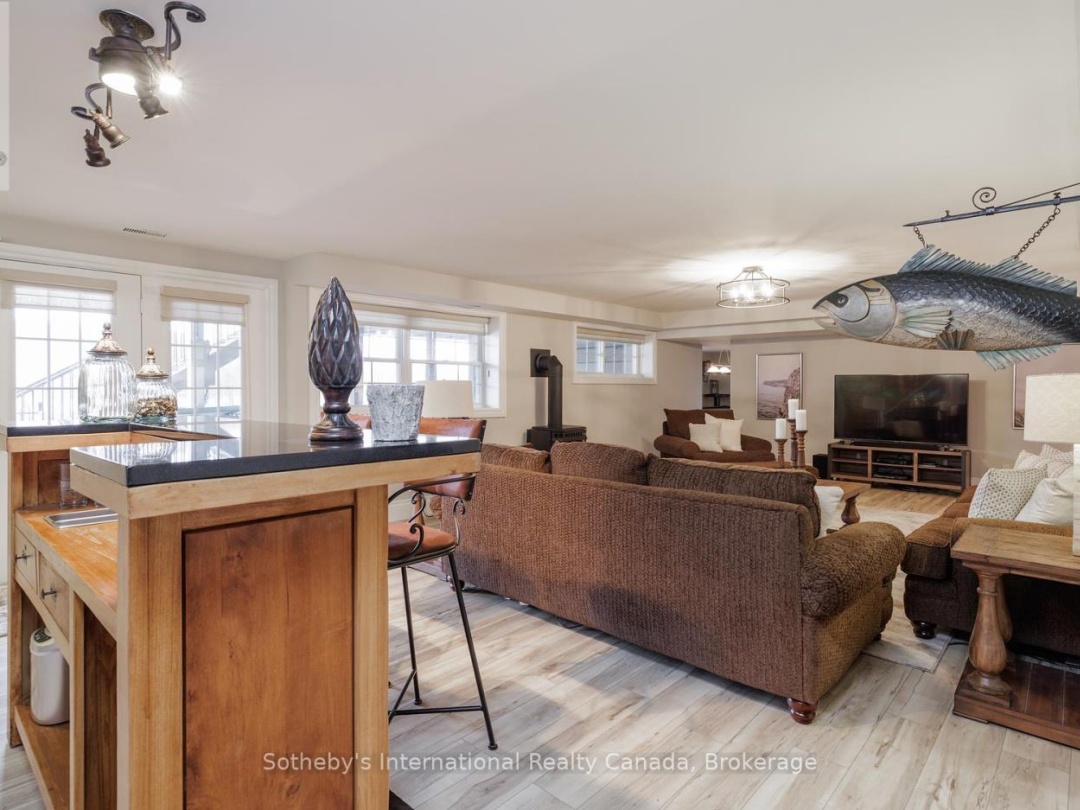 427 West Browns Road E, Weeduck Lake