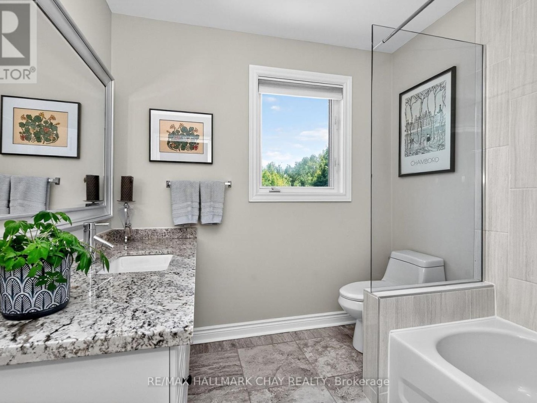 403 MOONSTONE ROAD E, 