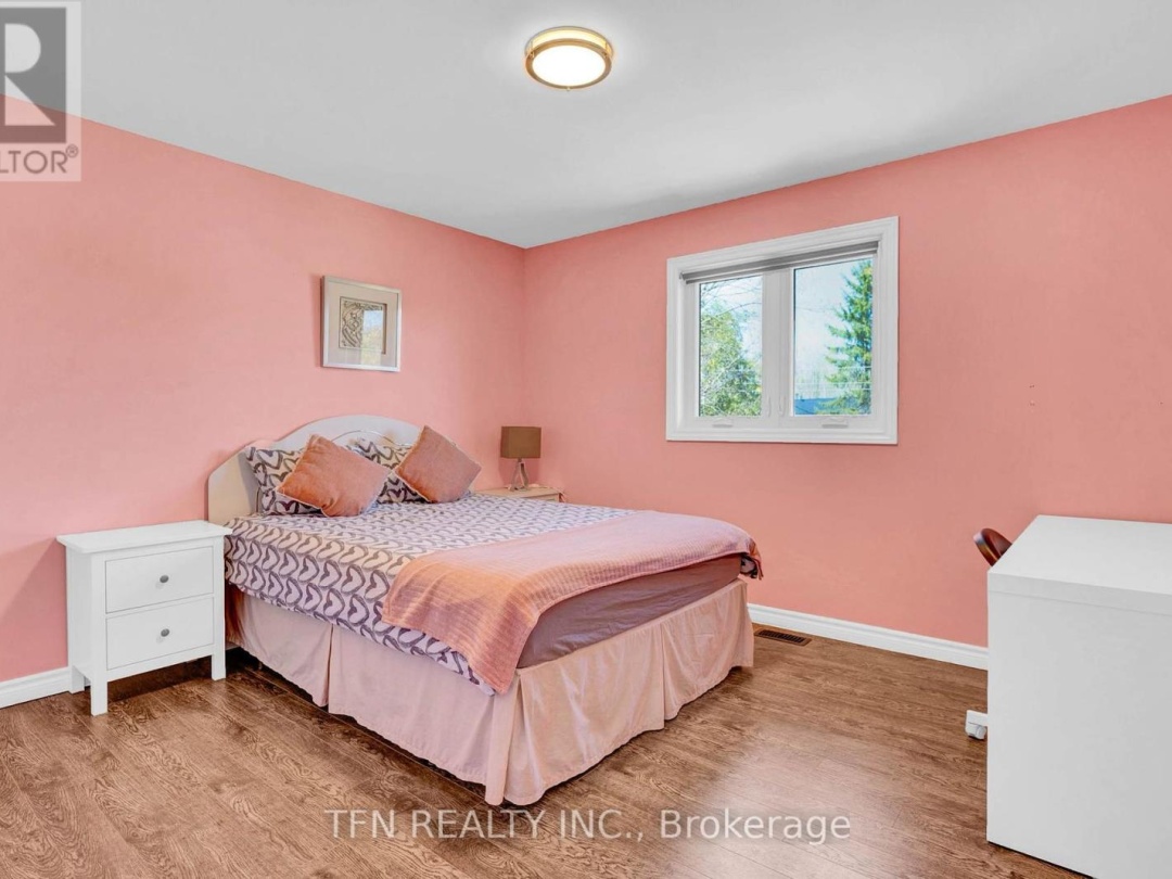 4 PINEWOOD BOULEVARD, 