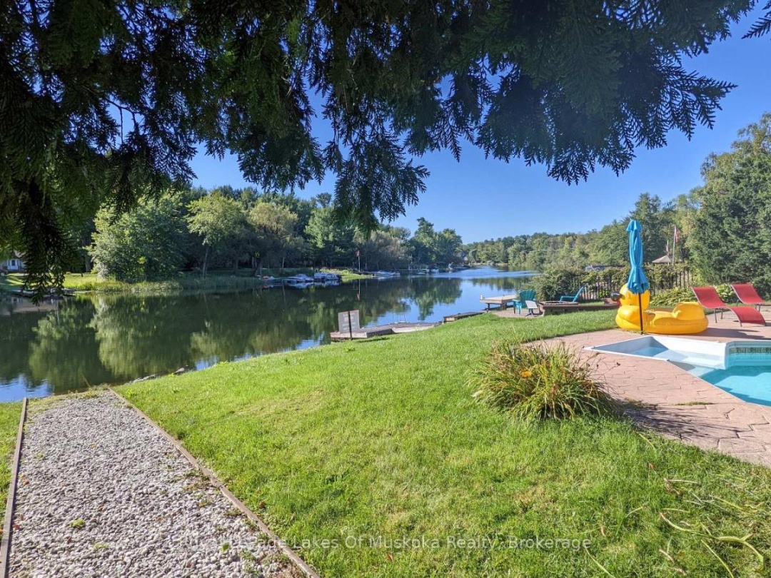 1815 Peninsula Point Road, Severn Lake
