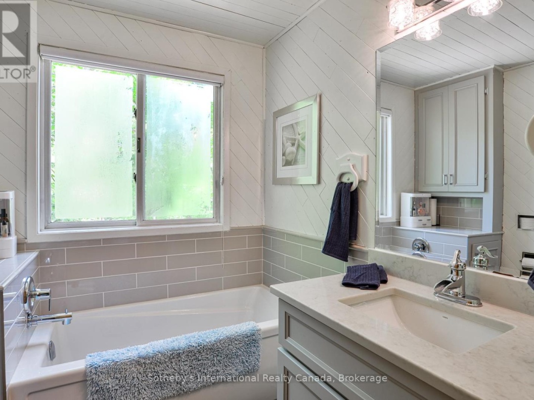 1062 BRADLEY ROAD, Lake Muskoka
