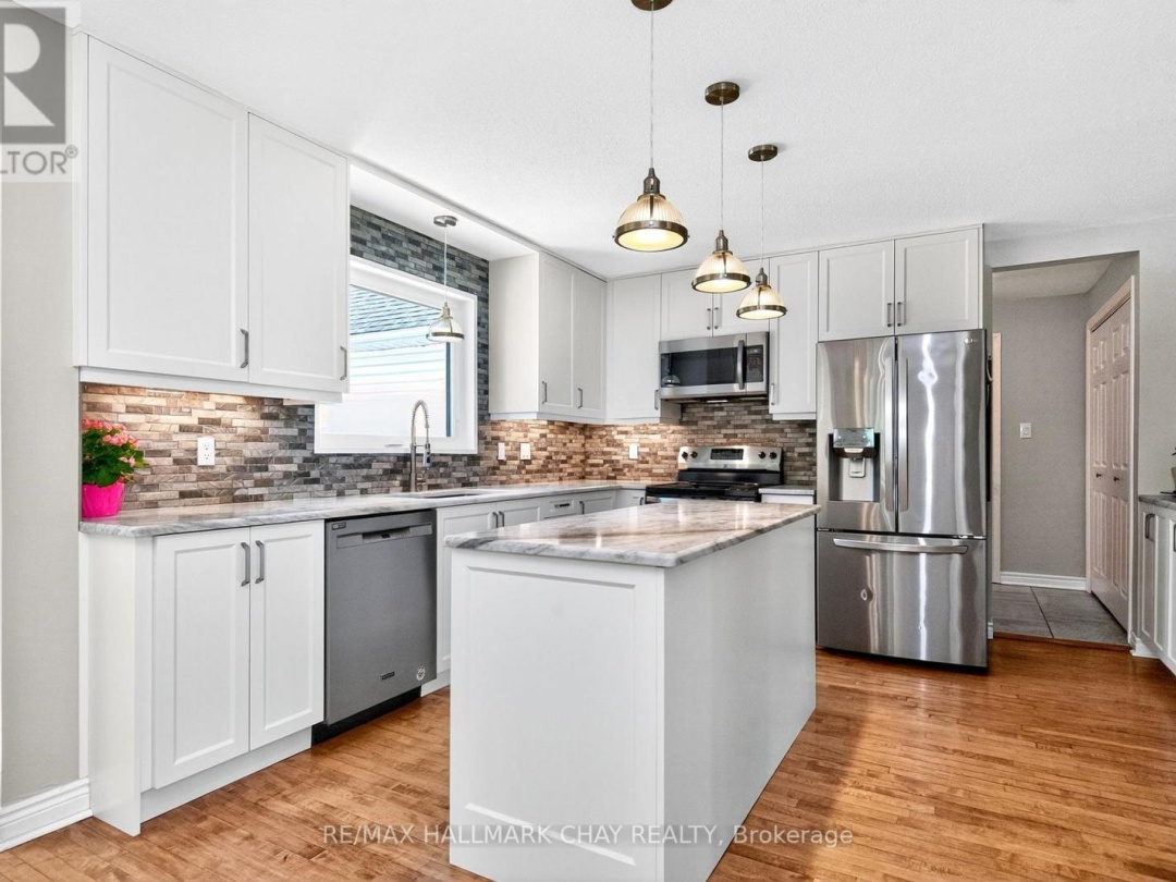 403 MOONSTONE ROAD E, 