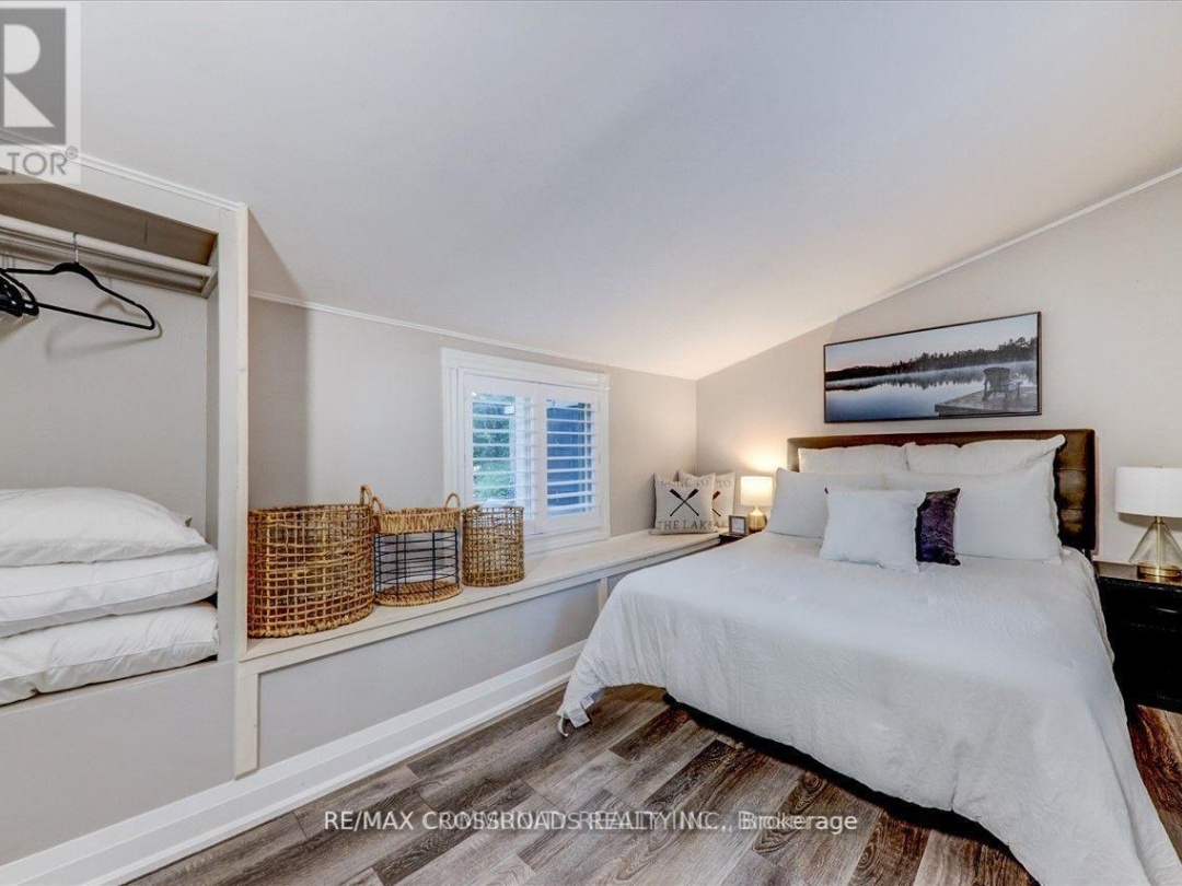 5794 Victoria Park Road, 