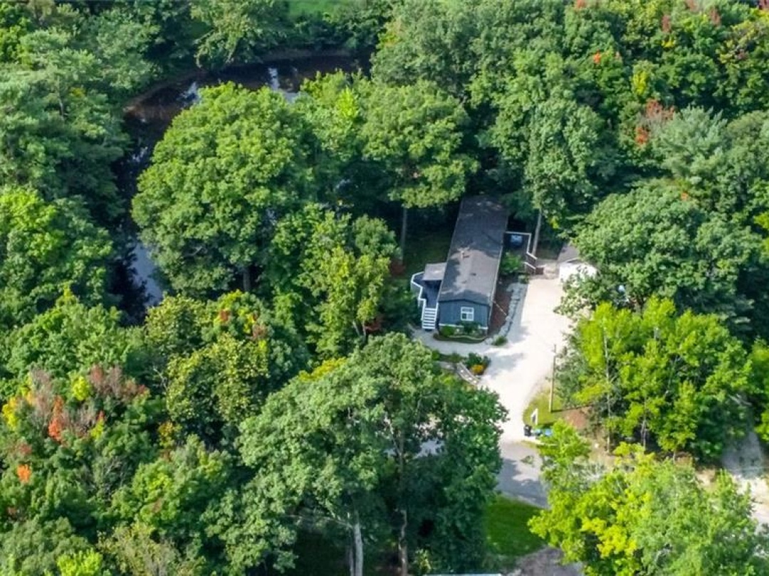 7498 ISLAND Crescent, Black River