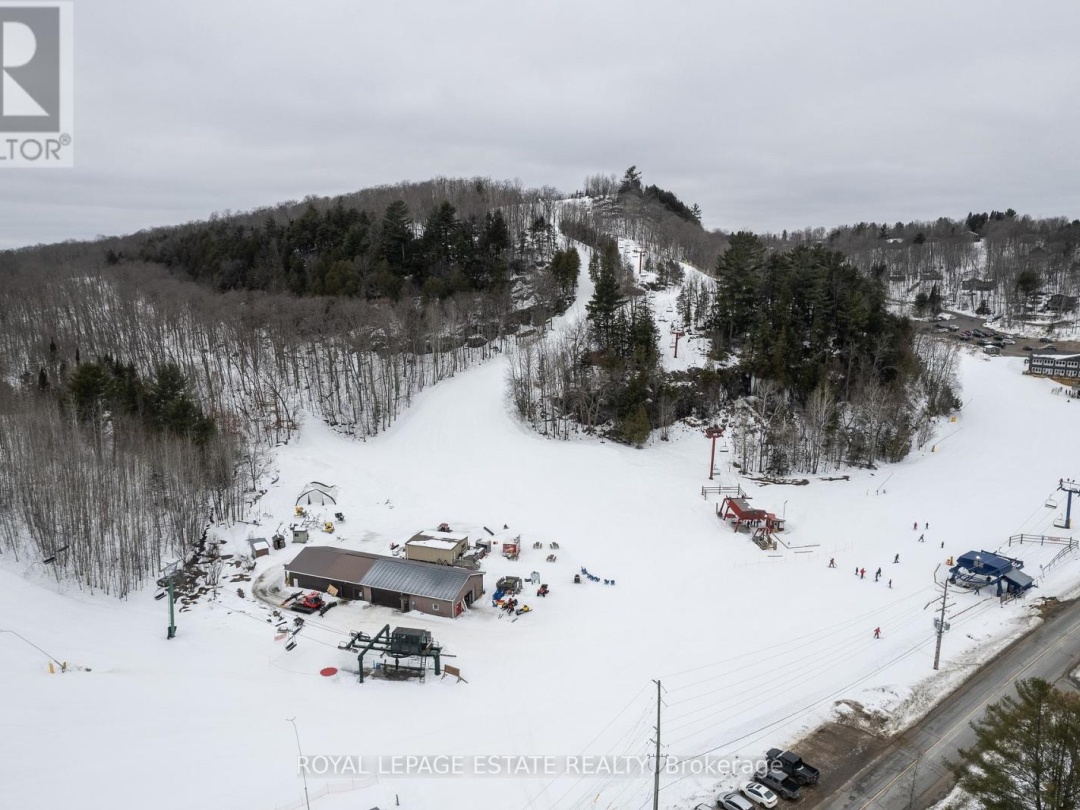 201 27 Deerhurst Drive, Peninsula Lake