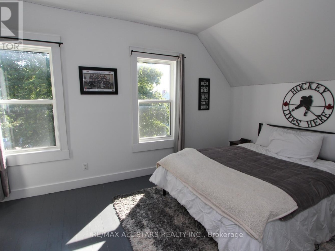 21 FRANCIS STREET E, 