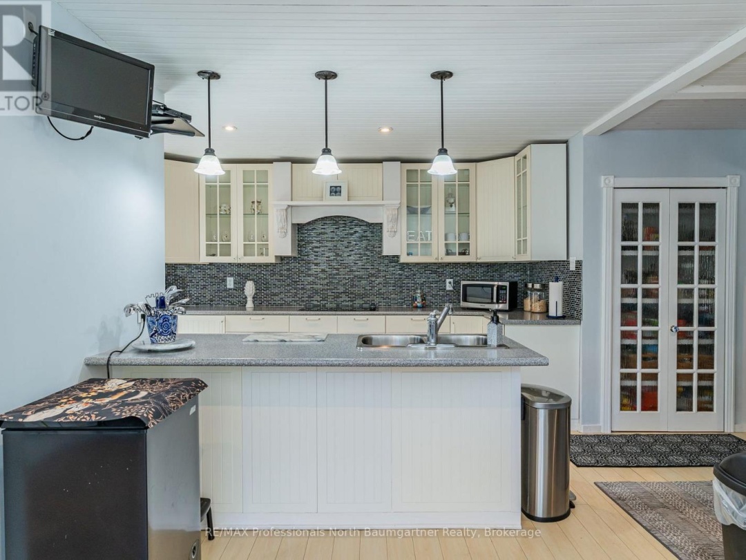 1065 Cloverleaf Road, Kennisis Lake