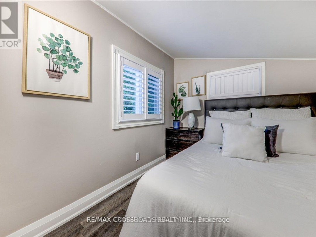 5794 Victoria Park Road, 
