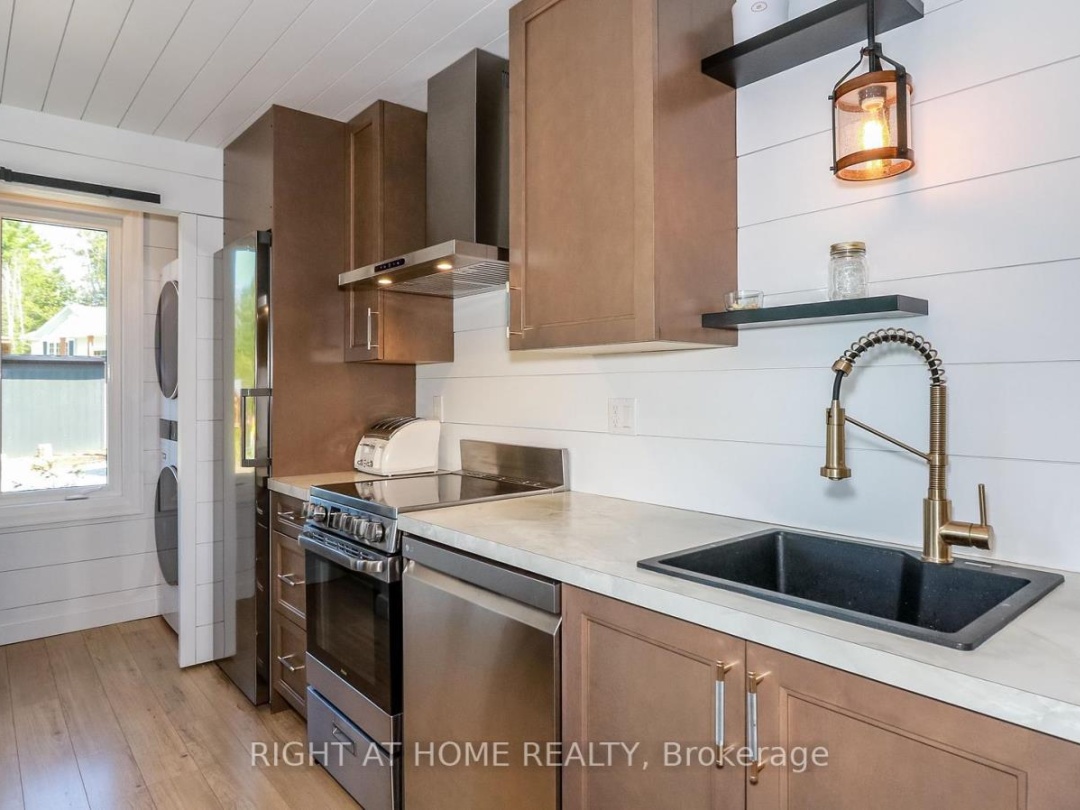 8150 Laidlaw Avenue, Severn Lake