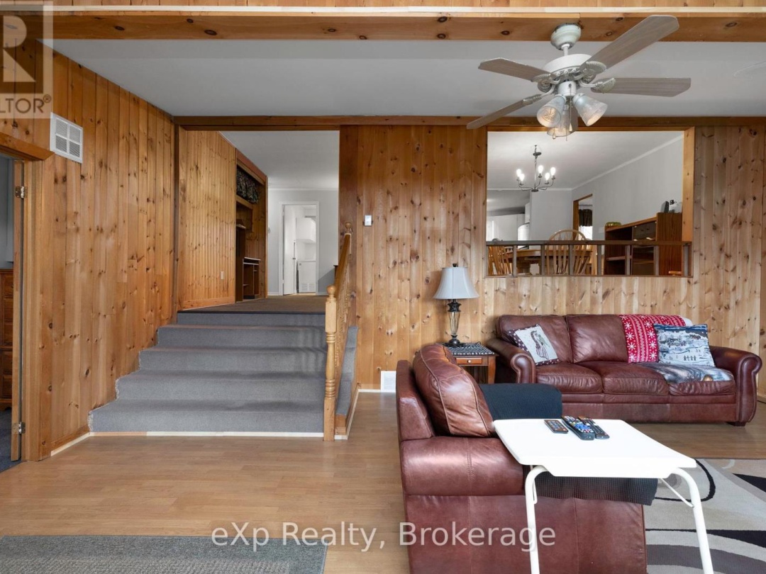 36 Roberts Lake Road E, Roberts Lake