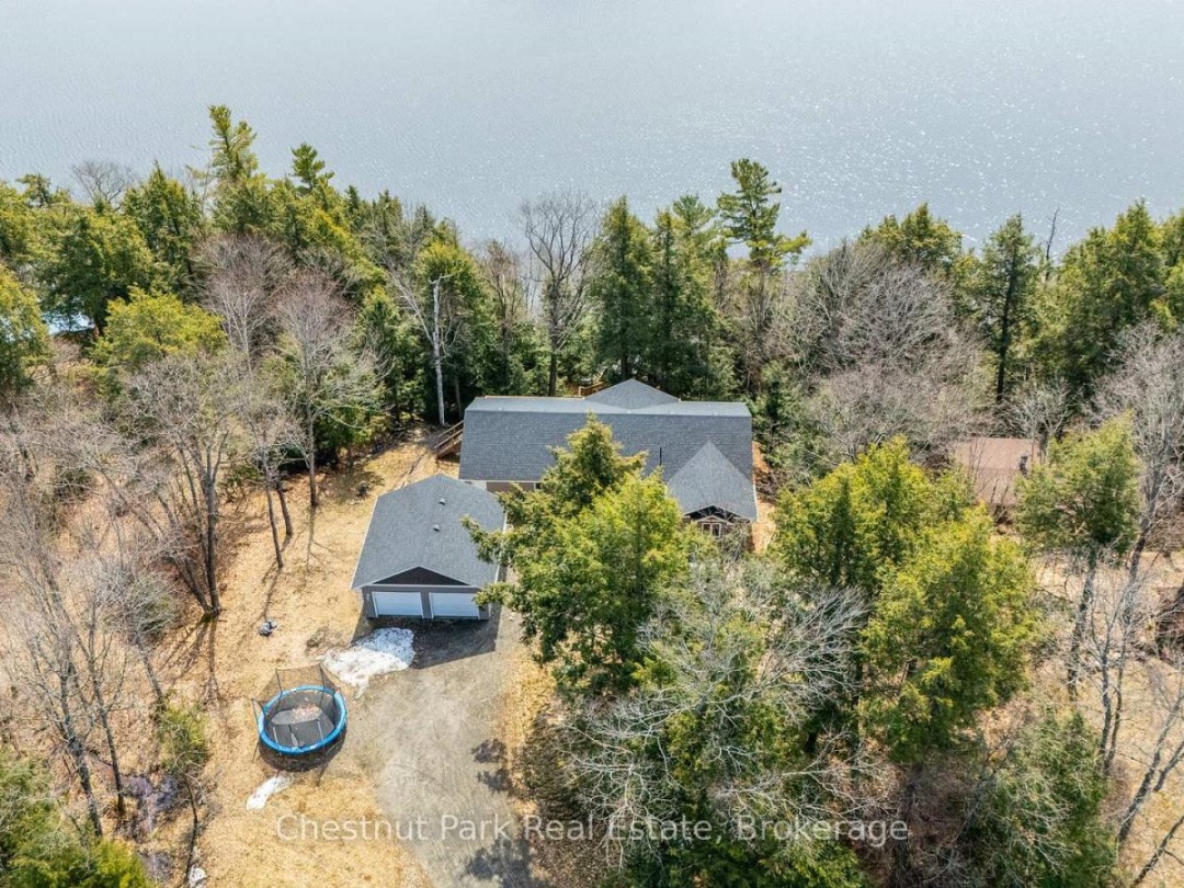 5989 KENNISIS LAKE ROAD, Kennisis Lake