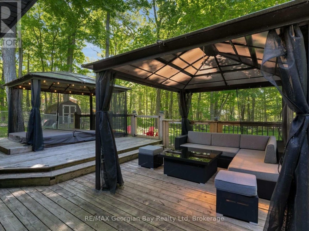 1745 TWIN OAKS CRESCENT, 