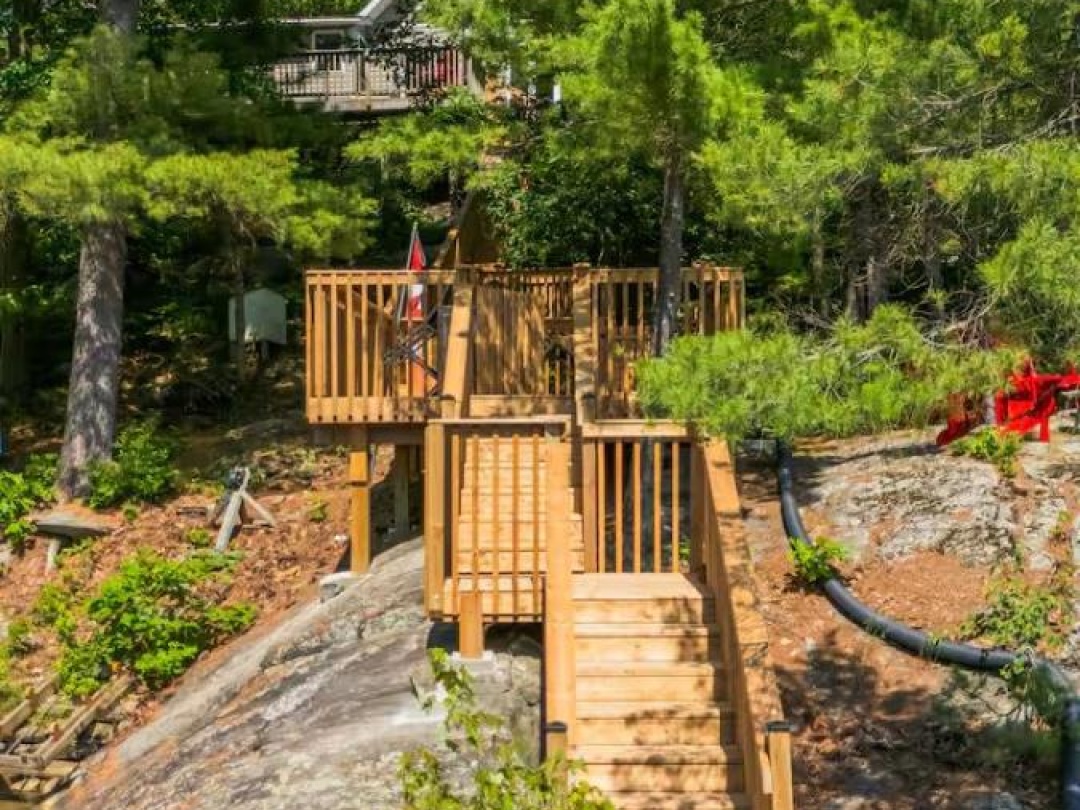 1040 OAK ROAD, Kahshe Lake