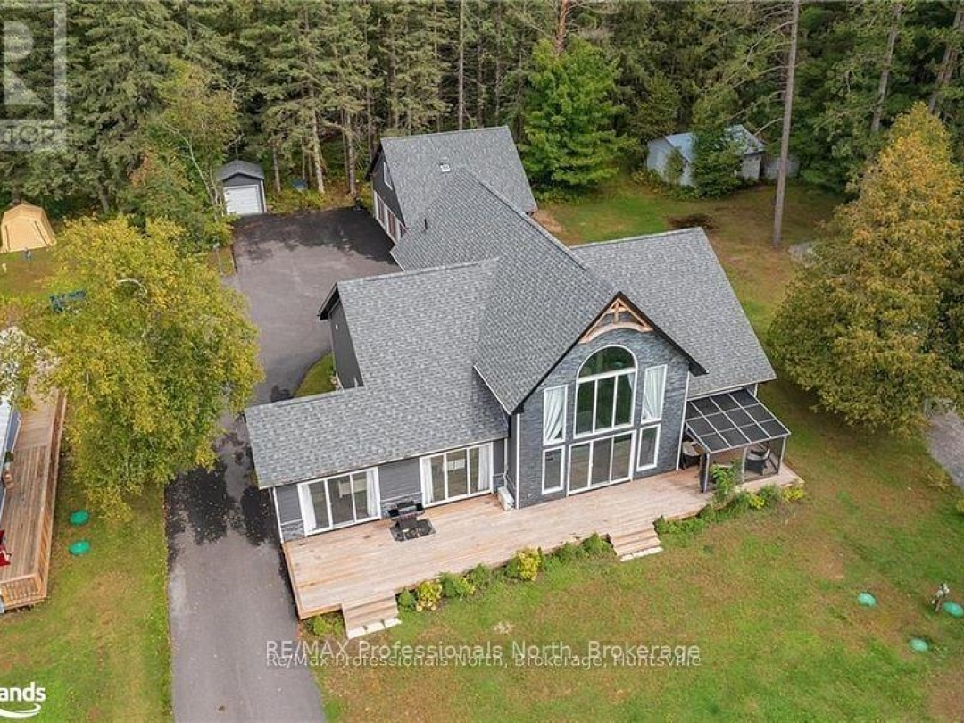 379 Santas Village Road W, Lake Muskoka