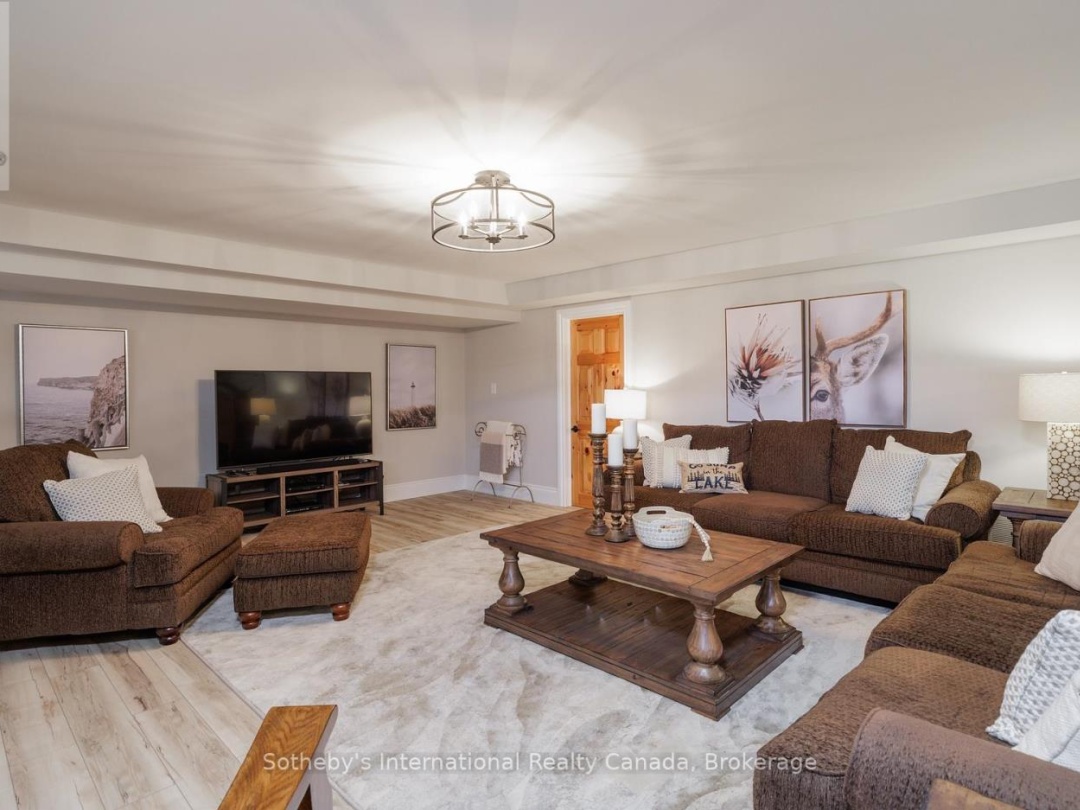 427 West Browns Road E, Weeduck Lake