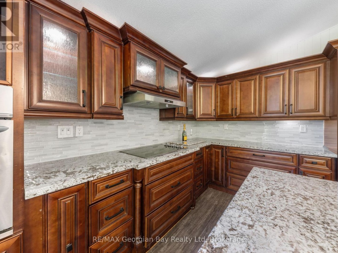 1745 TWIN OAKS CRESCENT, 