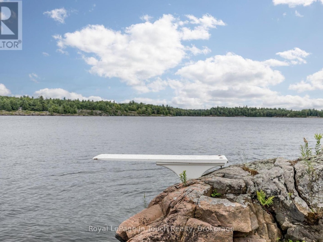 B686-8 DERBYSHIRE ISLAND, Georgian Bay