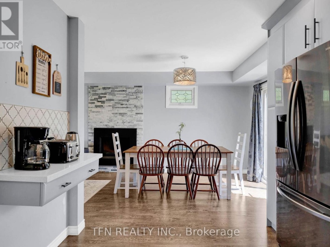 4 PINEWOOD BOULEVARD, 