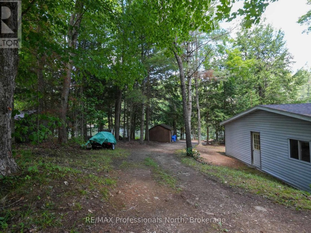 1073 WARD LANE N, 