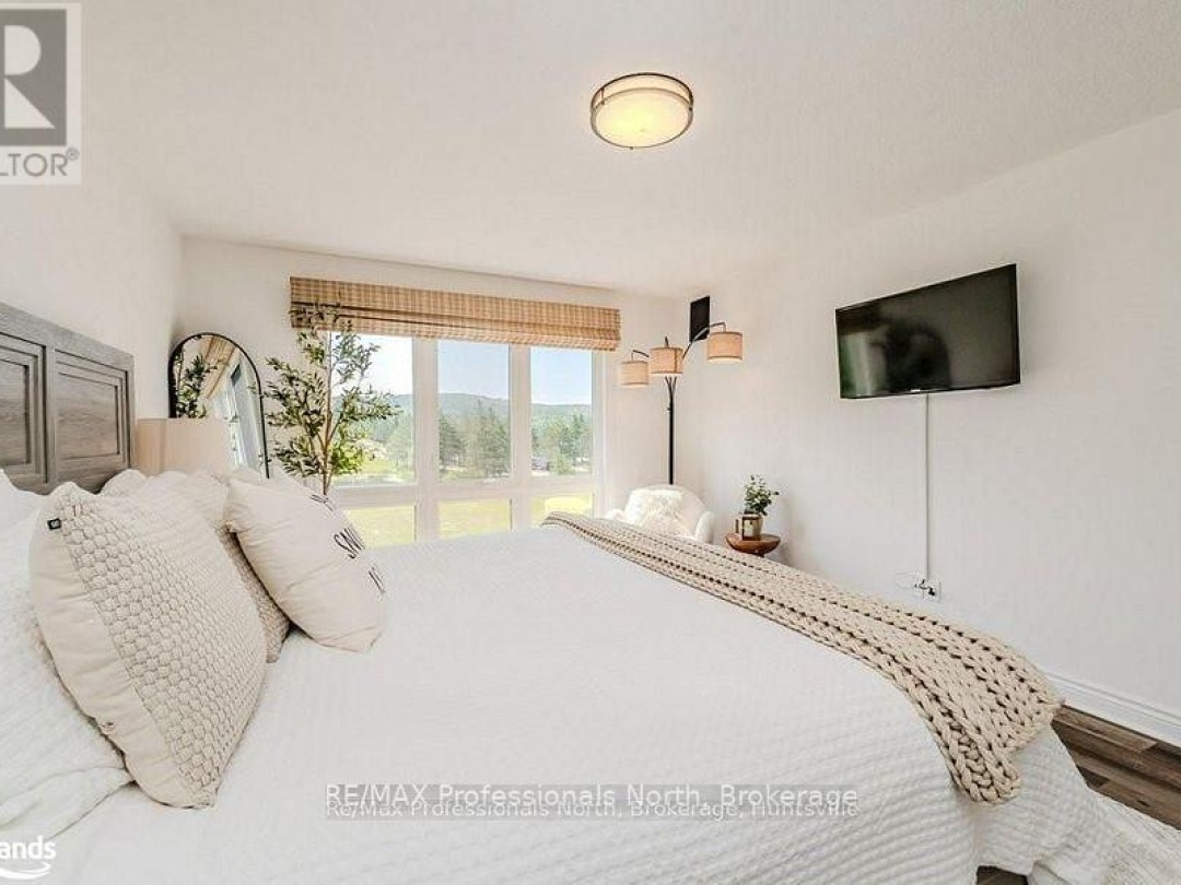 105 33 Deerhurst Greens Drive, Peninsula Lake