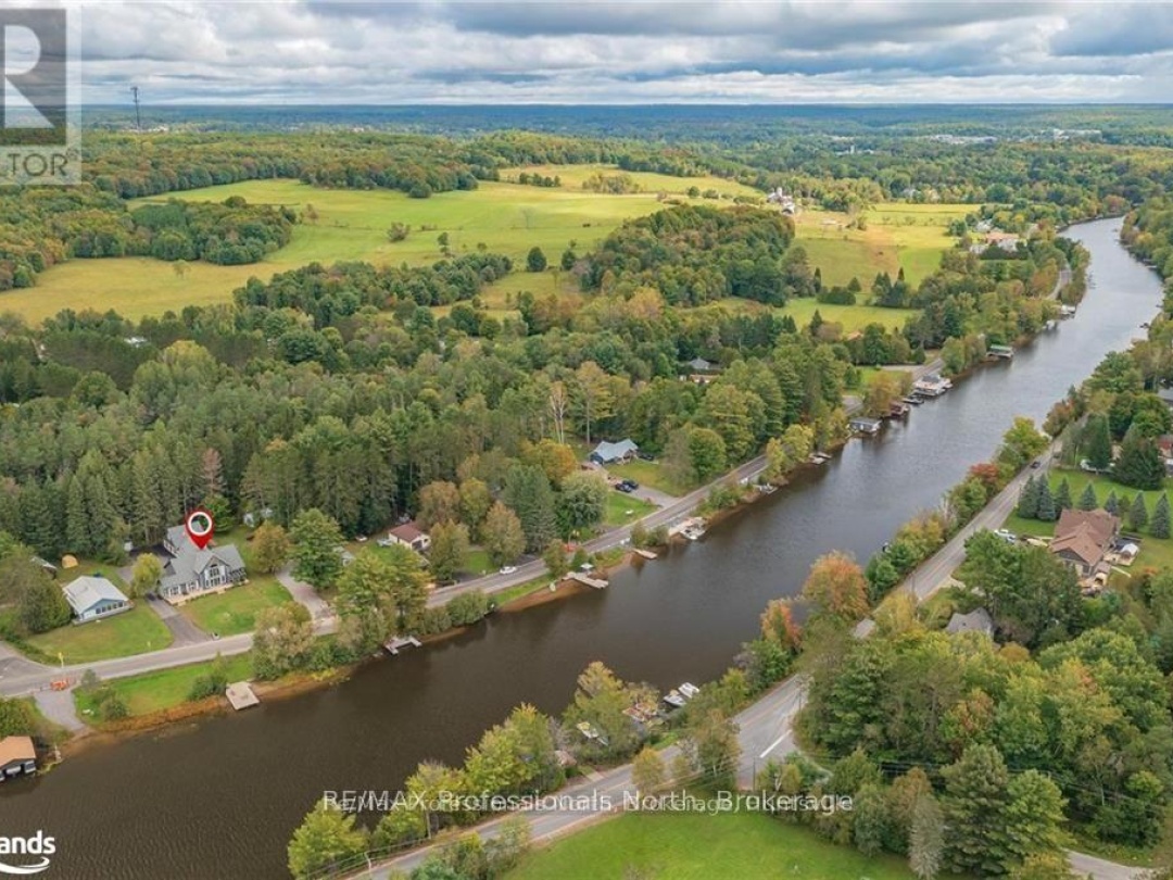 379 Santas Village Road W, Lake Muskoka