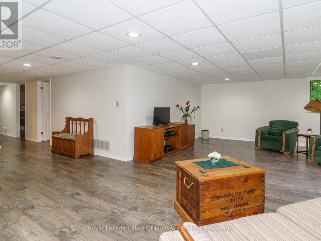 1020 AMELIA CRESCENT, 