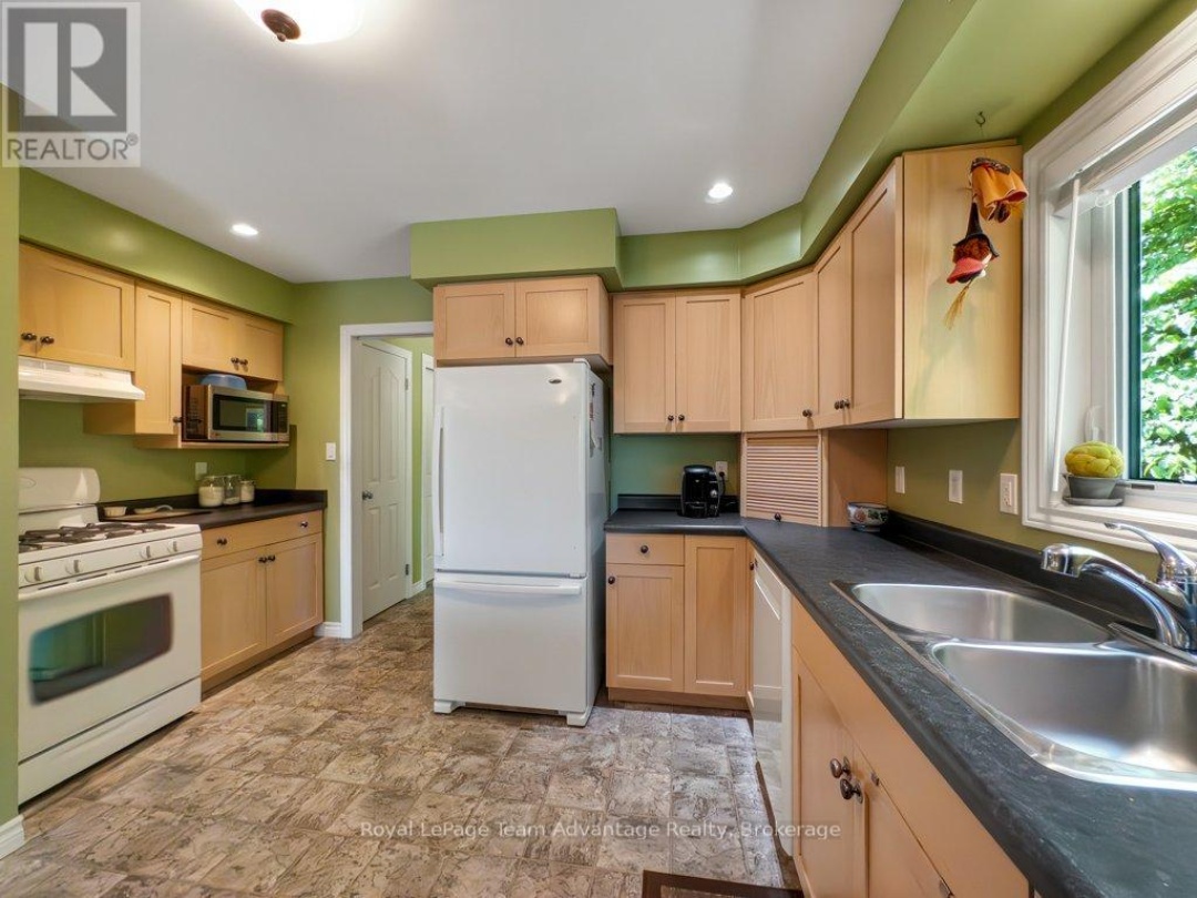 3 LYNDSEY LANE, Manitouwabing Lake
