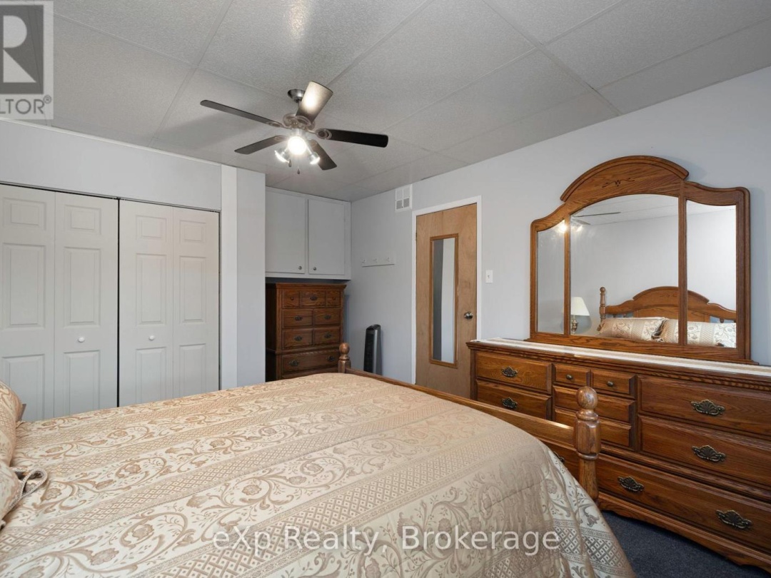 36 Roberts Lake Road E, Roberts Lake