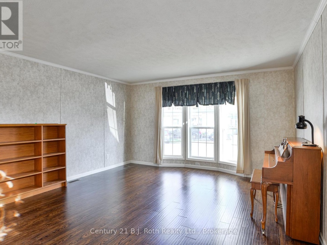 200 - 580 WEST STREET S, 