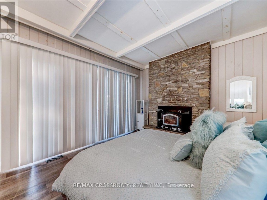 5794 Victoria Park Road, 