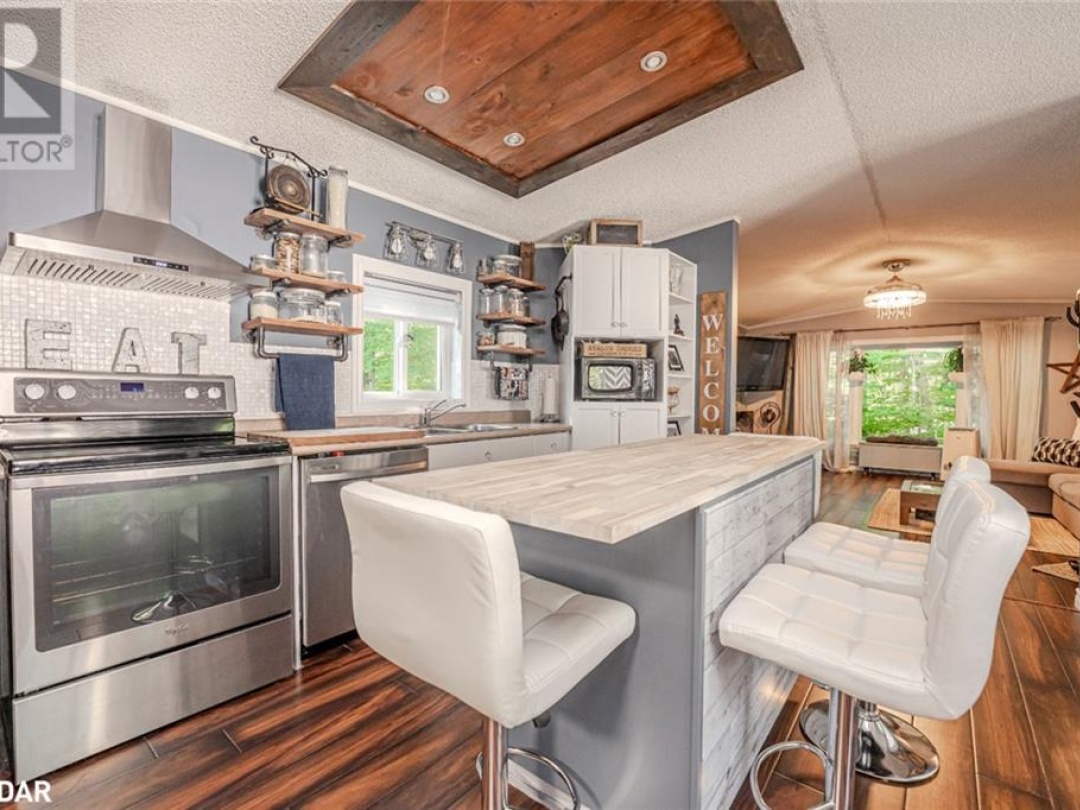 7498 ISLAND Crescent, Black River
