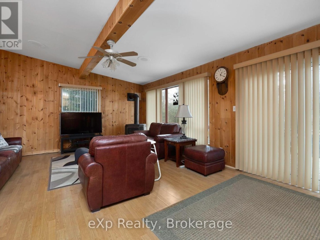 36 Roberts Lake Road E, Roberts Lake
