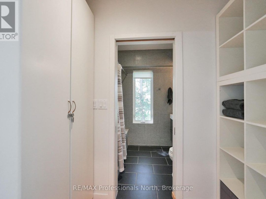 1004 Lipton Drive, Kennisis Lake