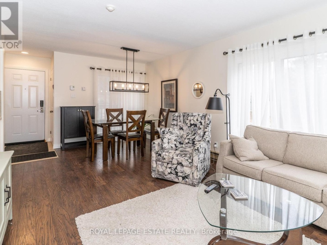 201 27 Deerhurst Drive, Peninsula Lake