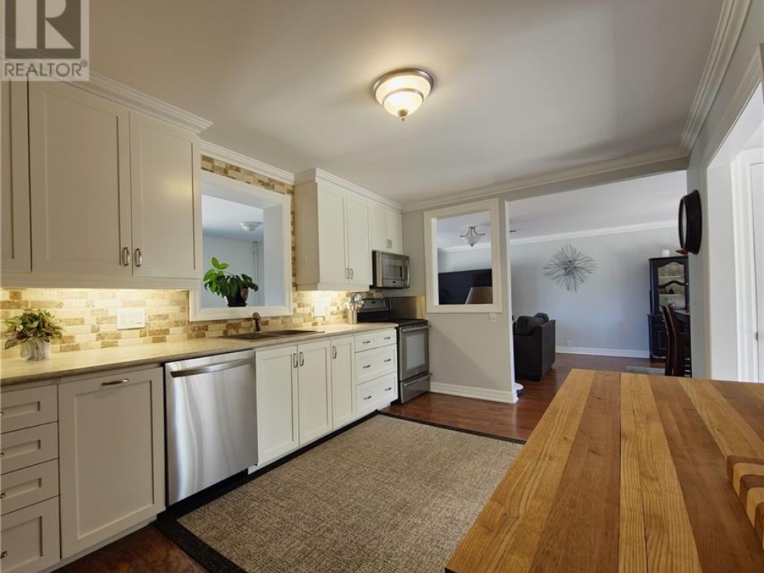 653 SIMCOE Street, 
