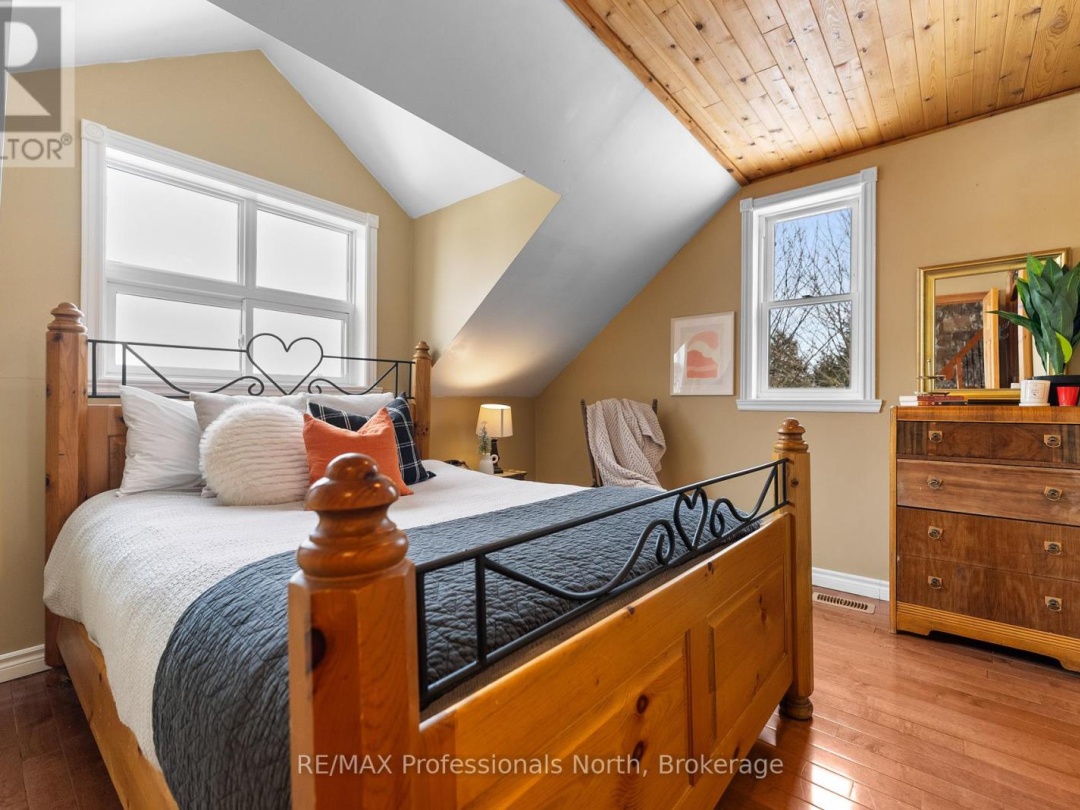 1307 Watts Road W, Kennisis Lake