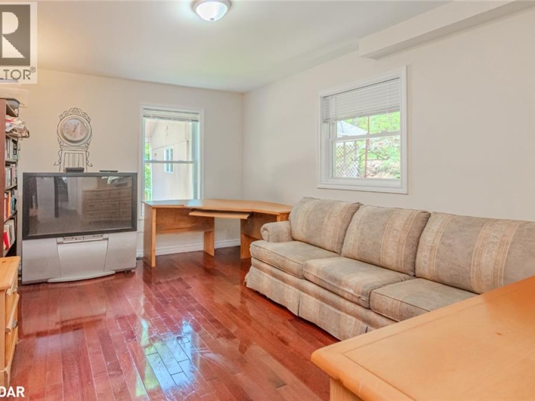 4 CLOVER Court, 