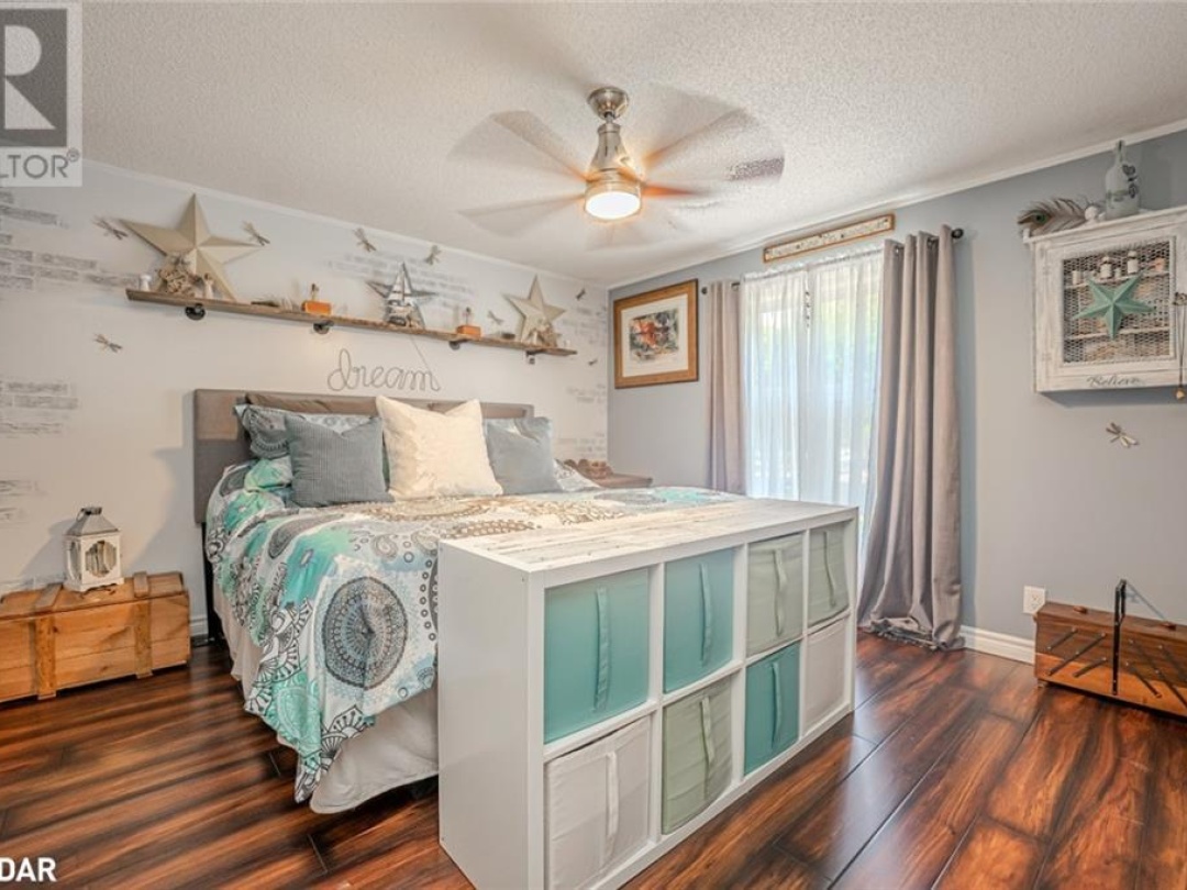 7498 ISLAND Crescent, Black River