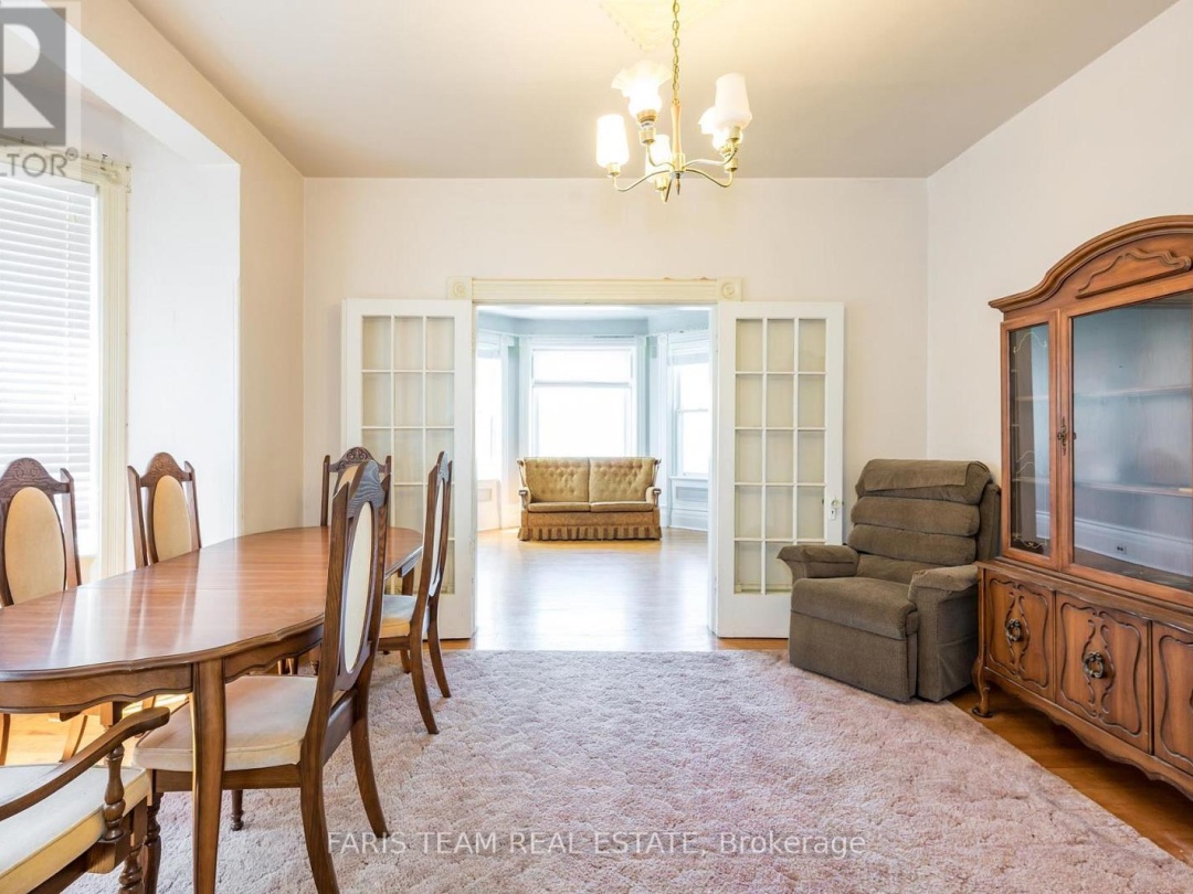 9 BORLAND STREET E, 