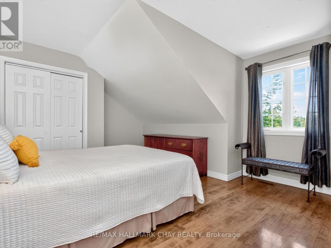 403 MOONSTONE ROAD E, 