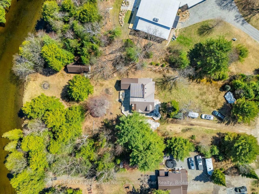 1065 Cloverleaf Road, Kennisis Lake