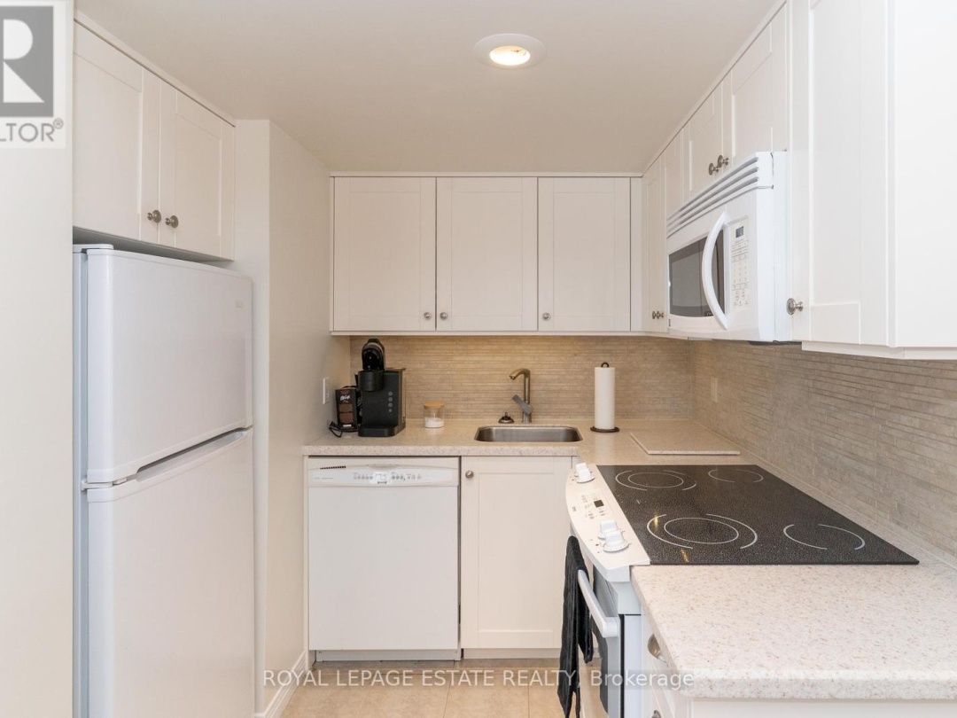 201 27 Deerhurst Drive, Peninsula Lake