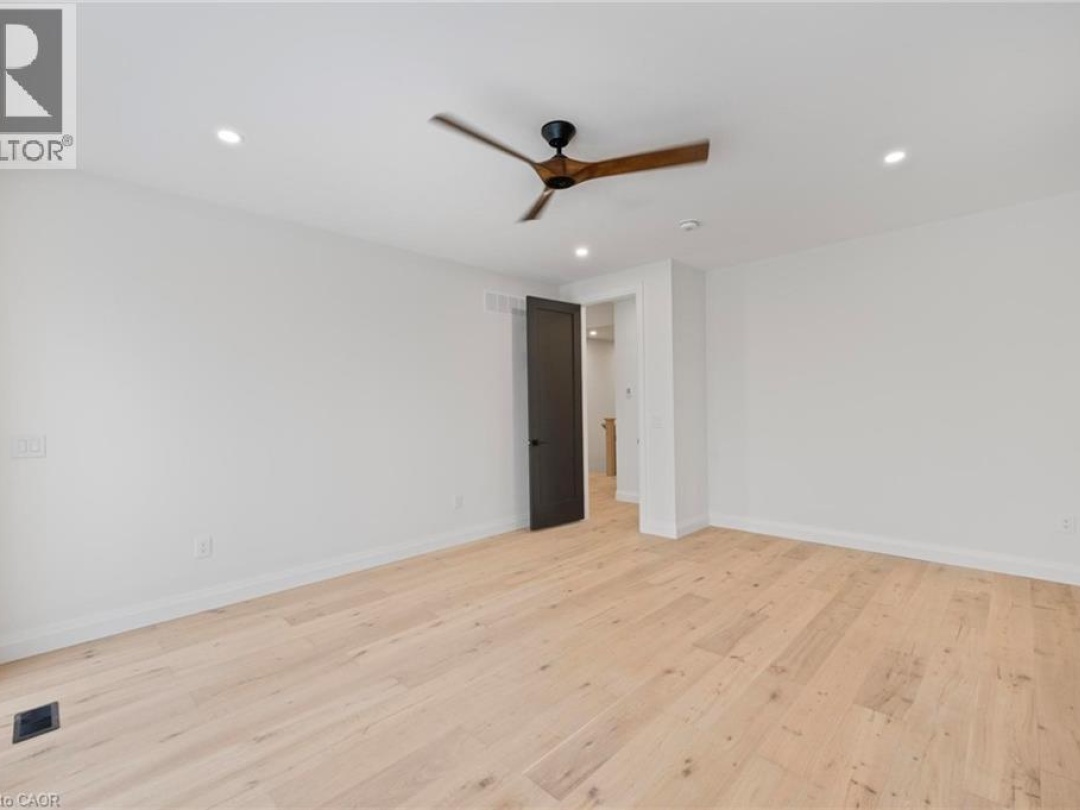 33 GLEN EAGLE Court, 